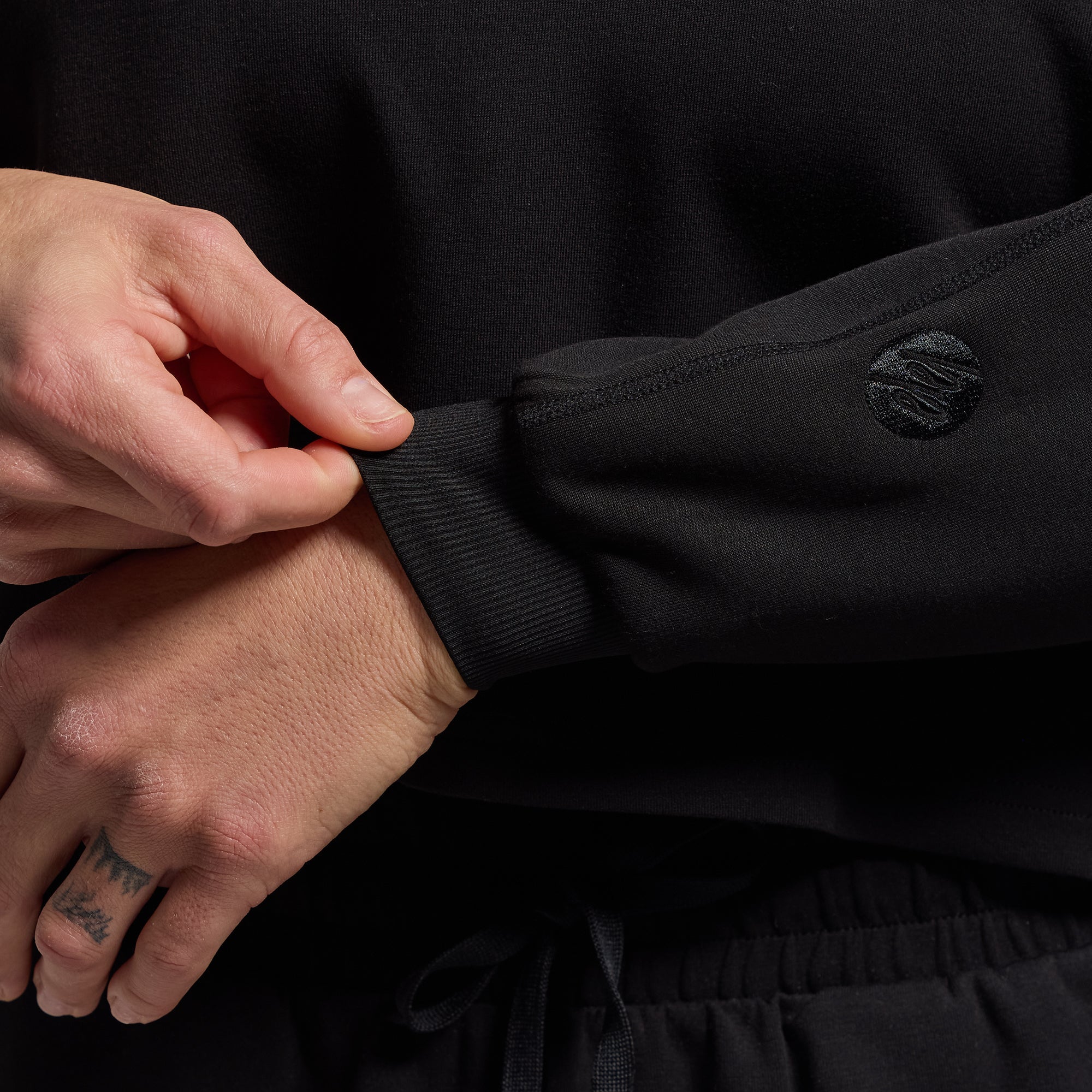 *Forpöntun* Lounge Lux Cropped Pullover - Black